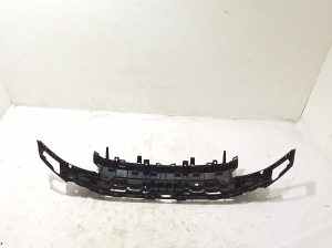 AUDI A5 (2016–2026) Front grille bracket 8B3807233 - 2
