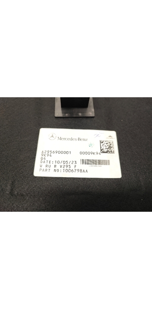 Mercedes Benz EQE V295 (2022–2026) Pakiruumi riiul A2956900001 - 4