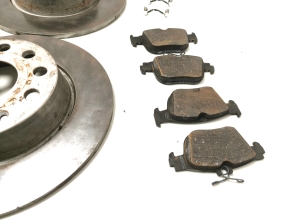 Volkswagen Golf VIII (2019–2026) Tagumine piduriketas 5Q0615601D - 4