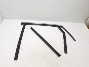 Rear side door seal on the door - 31365736