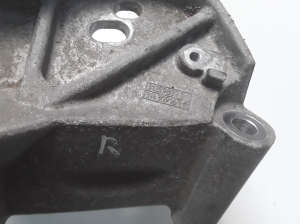 VOLVO V40 (2012–2019) Gearbox bracket 31359637 - 4