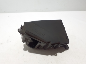 Fuse box housing under the hood - 33250384