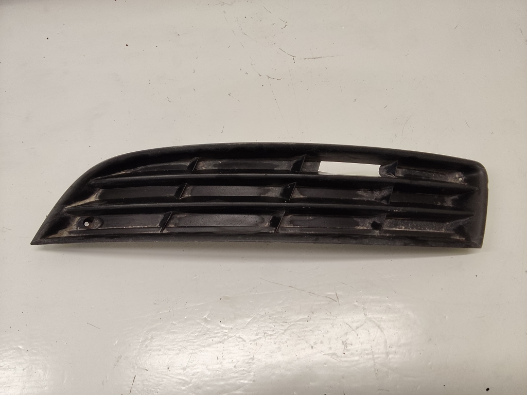 Volkswagen Passat B6 (2005–2010) Front bumper lower grille 3C0853665 Volkswagen Passat B6 (2005–2010) Front bumper lower grille 3C0853665