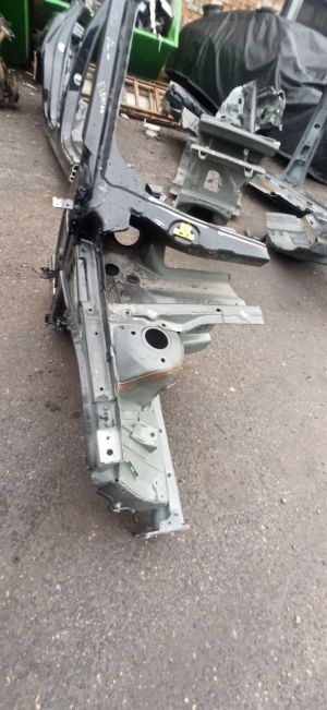 VOLVO C 40 I (2022–2026) Front outrigger 32405117 - 2