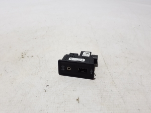   USB-Anschluss  - 9P1035222A 