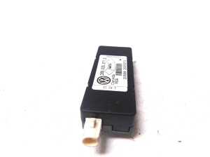 Volkswagen Golf V (2003–2009) Antenna amplifier 1K9035577E - 2