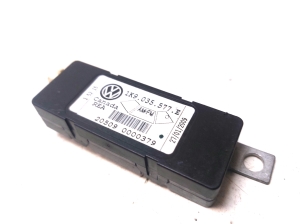 Volkswagen Golf V (2003–2009) Antenna amplifier 1K9035577E - 3