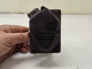 Volkswagen Passat B6 (2005–2010) Drosselklappe 03L128063E - 4