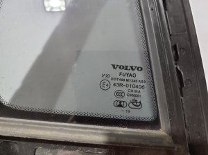 VOLVO V60 (2018–2026) Aizmugurējo sānu durvju trīsstūrveida stikls 31442975 - 2