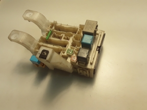 TOYOTA Prius W20 (2003–2011) Drošinātāju kaste salonā 8273047290 - 4