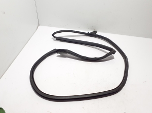   Tagumise küljeukse tihend uksel  - 4M8833708 