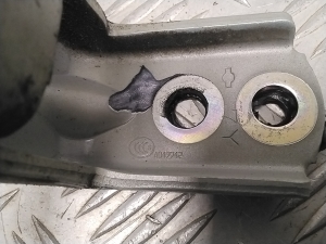 NISSAN Leaf II (2017–2026) Front door lower hinge A047742 - 2