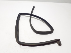   Ein weiteres Detail der Außenschwellerverkleidung  - 4M8833178 