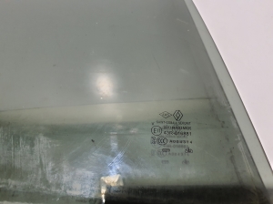 RENAULT Arkana (2019–2026) Aizmugurējo sānu durvju stikls 823007107R - 2