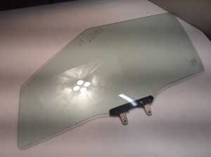 Suzuki Swift IV (2010–2017) Front door glass 8450268L00 - 2