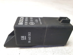 Opel Antara (2006–2017) Glow plug relay 0281003041 - 4