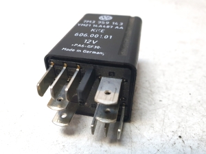 Volkswagen Passat B6 (2005–2010) Glow plug relay 7M3959143 - 4