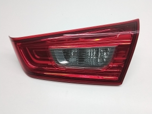 Tail light on trunk lid - P9373