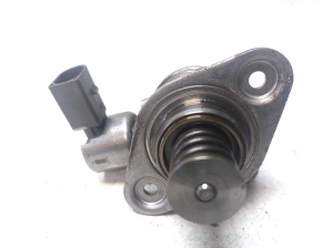 AUDI A4 B9 (2015–2026) Kraftstoffpumpe 04E127025B - 4