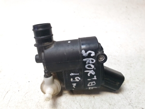 Kia Sportage (2016–2021) Front windshield washer pump - 2