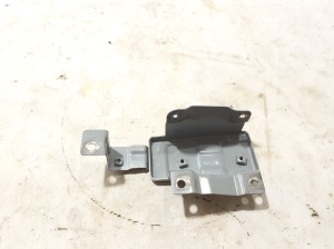Front fender bracket - 663512031R