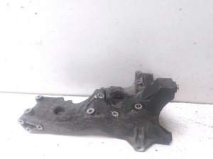 AUDI A4 B6 (2000–2005) Generaatori kinnitus 06D903143C - 2