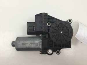 AUDI A4 B6 (2000–2005) Esiukse aknatõstuki mootor 0130821786 - 3