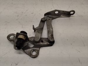 Hood hinge - 7M08233C1L