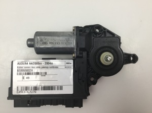 Hinterer Seitentür-Fensterhebermotor - 8E0959802A