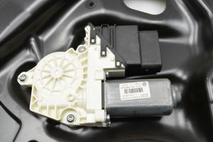 Volkswagen Passat B6 (2005–2010) Aizmugurējo durvju logu pacēlājs 3C4839755H - 3