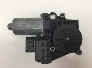 AUDI A6 C5 (1997–2005) Priekšējo durvju logu pacēlāja motoriņš 0130821775 - 3