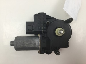 Priekšējo durvju logu pacēlāja motoriņš - 0130821775