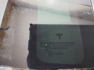 Tesla Model X X (2015–2026) Aizmugurējo sānu durvju trīsstūrveida stikls 105527400G - 3