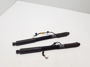 Rear side door soft-close actuator - 