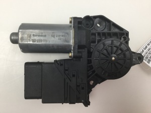 Volkswagen Golf IV (1997–2003) Front door window regulator motor 0130821767 - 3
