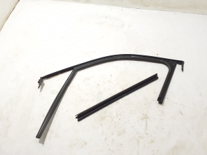 RENAULT 5- I (2024–2026) Front door rubber seal 803302482R - 3