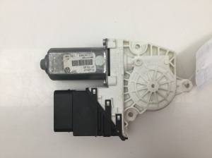 Volkswagen Golf IV (1997–2003) Rear side door window regulator motor 1C0959811A - 4