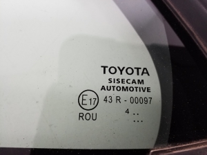 TOYOTA Yaris Cross I (2020–2026) Aizmugurējo sānu durvju trīsstūrveida stikls 680120D021 - 3