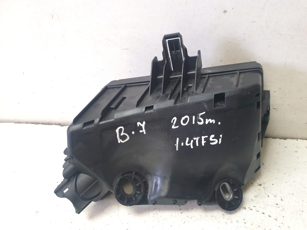 Volkswagen Passat B8 (2014–2023) Kaitsmekarbi korpus kapoti all 5Q0907361B Volkswagen Passat B8 (2014–2023) Kaitsmekarbi korpus kapoti all 5Q0907361B