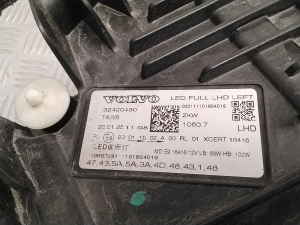VOLVO XC60 (2017–2026) Esituli 32420430 - 5