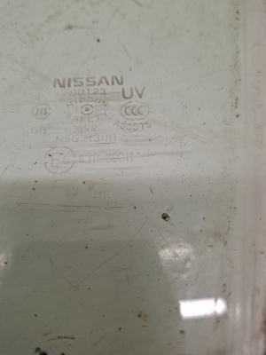 NISSAN Leaf I (2010–2017) Front door glass 43R00011 - 2
