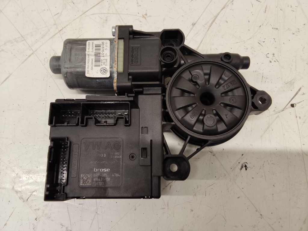 Volkswagen Passat B7 (2010–2014) Front door window regulator motor 3C0959793B Volkswagen Passat B7 (2010–2014) Front door window regulator motor 3C0959793B