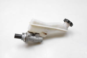 Kia Sportage (2016–2021) Brake master cylinder - 5