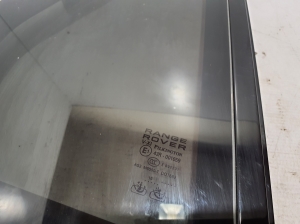 Land Rover Range Rover IV (2012–2026) Aizmugurējo sānu durvju trīsstūrveida stikls LR065502 - 2