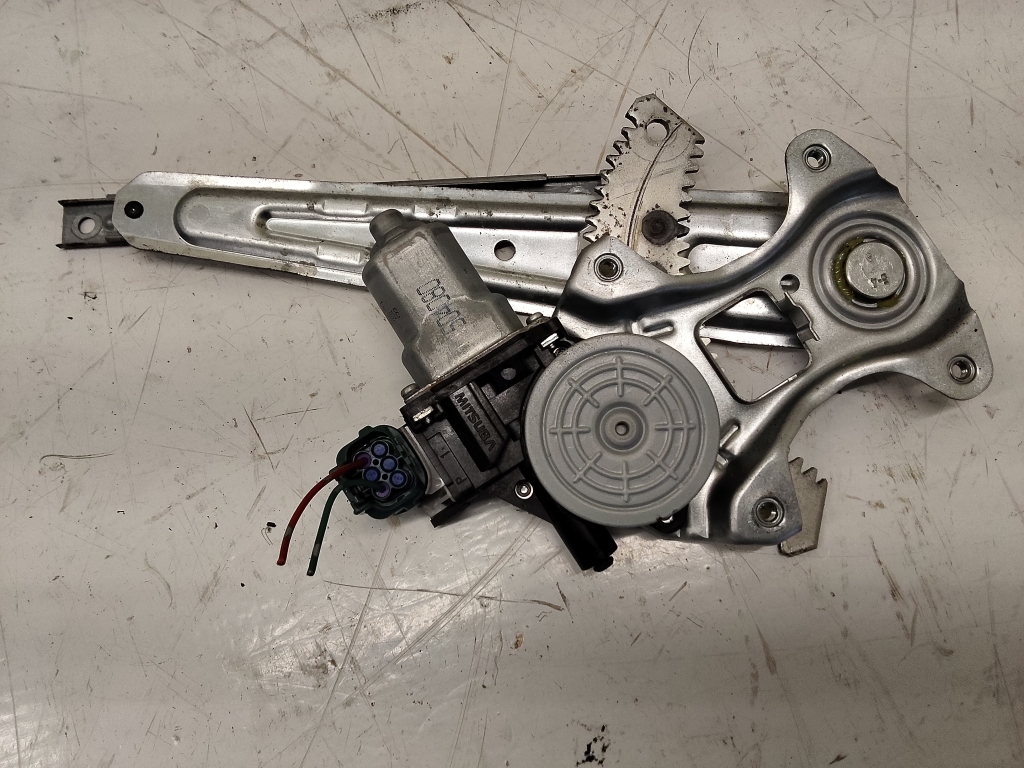 NISSAN Juke F15 (2010–2018) Aizmugurējo durvju logu pacēlājs 82730CV01B NISSAN Juke F15 (2010–2018) Aizmugurējo durvju logu pacēlājs 82730CV01B