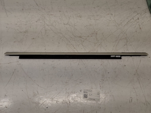 Tagumise külgukse klaasi välimine liist - 8K0853763H