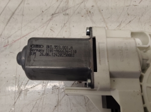 AUDI A4 B8 (2007–2016) Front door window regulator motor 8K0959801 - 4