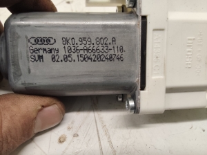 AUDI A4 B8 (2007–2016) Front door window regulator motor 8K0959802 - 4