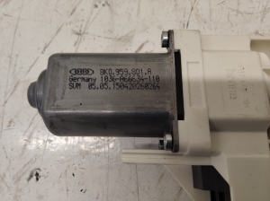 AUDI A4 B8 (2007–2016) Front door window regulator motor 8K0959801 - 4