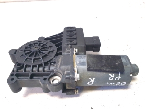 Opel Zafira B (2005–2014) Esiukse aknatõstuki mootor 13132435 - 4